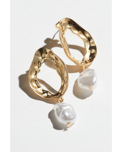 Ohrringe mit Perlenanhänger Goldfarben/Weiß