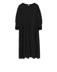 Crinkle-Kleid mit weiter Passform Schwarz