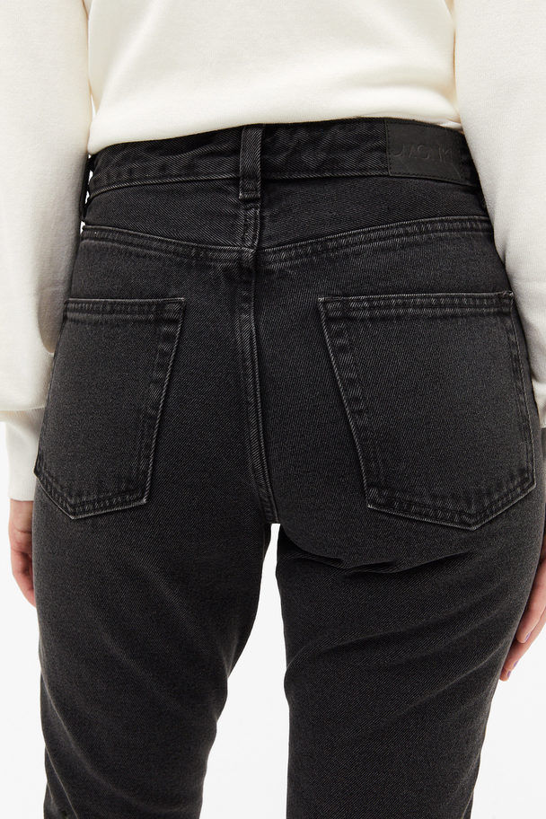 Monki Hoch sitzende, schmale schwarze Jeans Kimomo Verwaschenes Schwarz