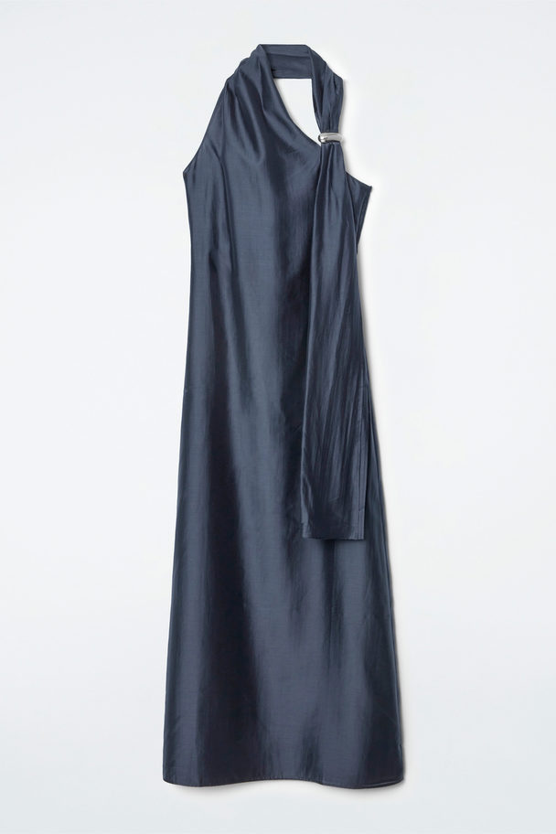 COS Asymmetrisk Maxiklänning Med Broschdetalj Mörkblå