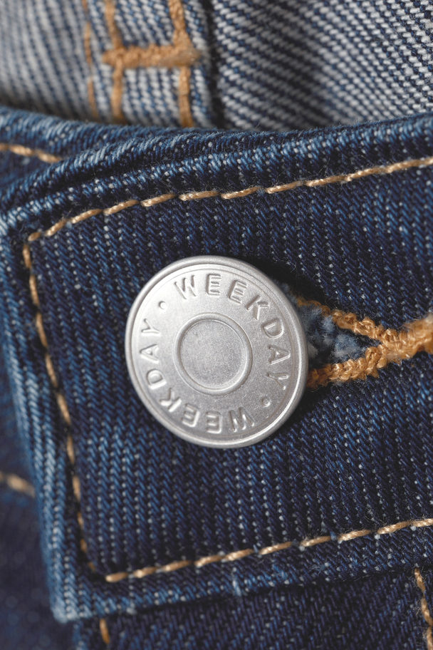 Weekday Bootcut-Jeans in Knitteroptik Nova Azurblau