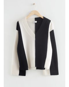 Oversized-Pullover aus Lammwolle mit V-Ausschnitt Schwarz/Weiß