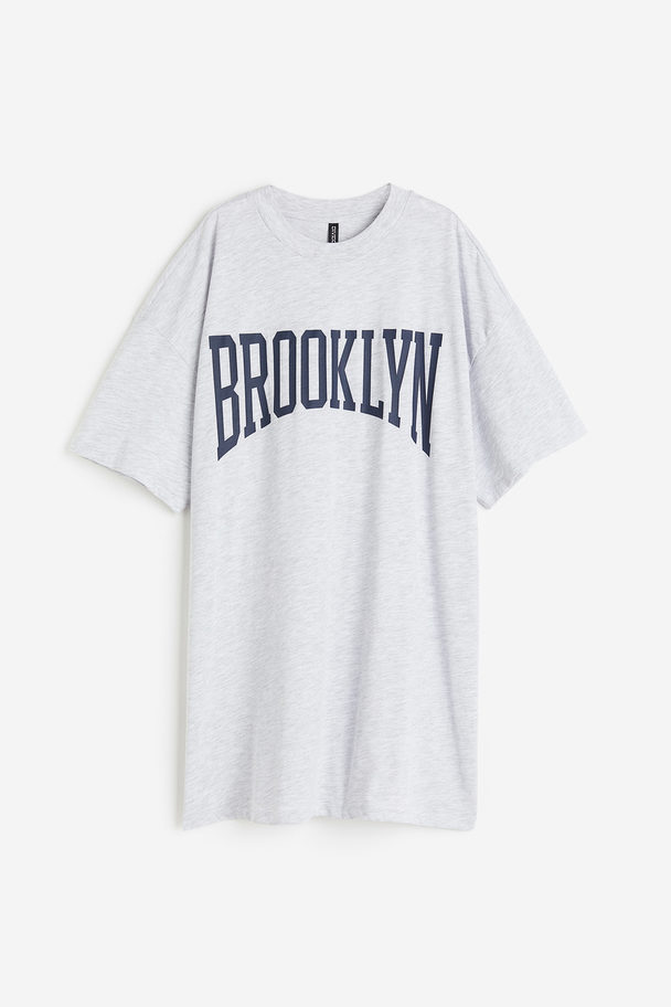 H&M Oversized T-shirtkjole Med Trykk Lys Gråmelert/brooklyn