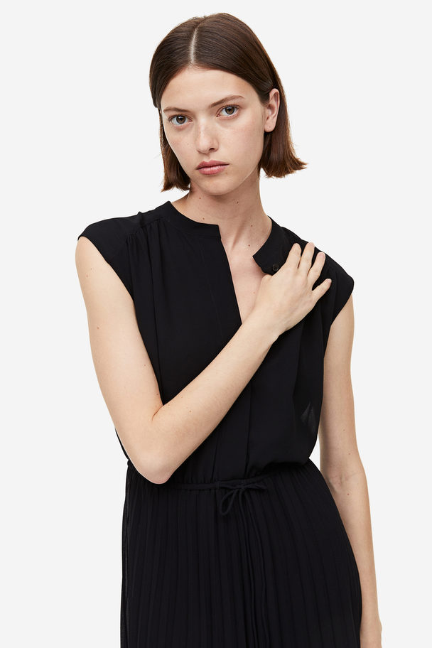 H&M Pleated Chiffon Dress Black