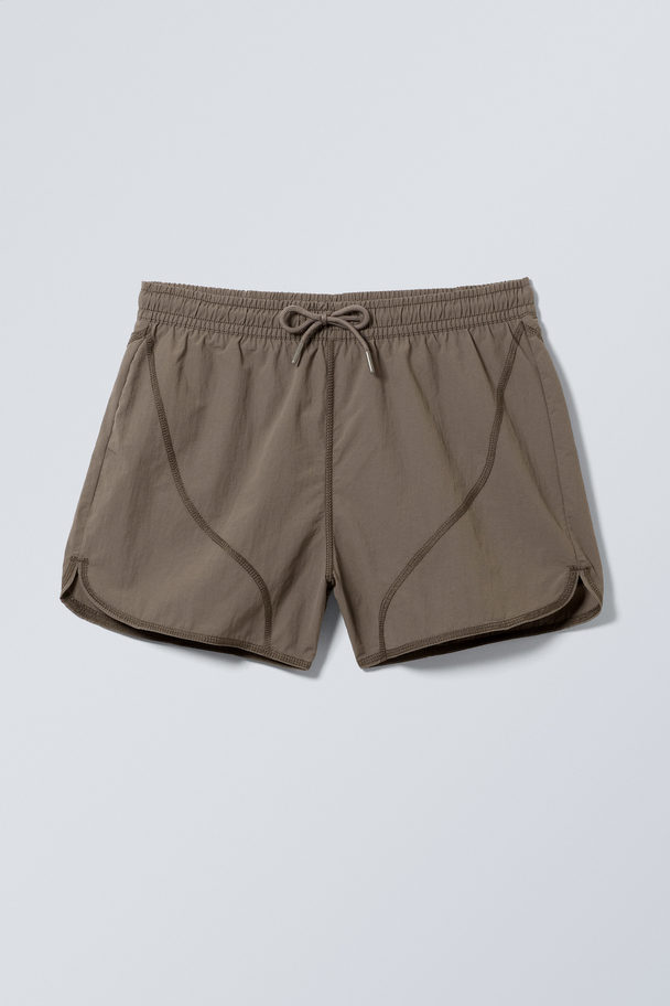 Weekday Mittellange Badeshorts mit Flatnock-Naht Dunkles Graubraun