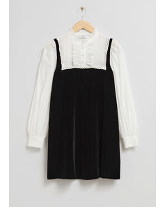 Zweifarbiges Minikleid mit Rüschen Schwarz/Weiß