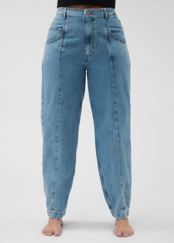 & Other Stories High-Waist-Jeans mit Barrel-Bein Hellblau