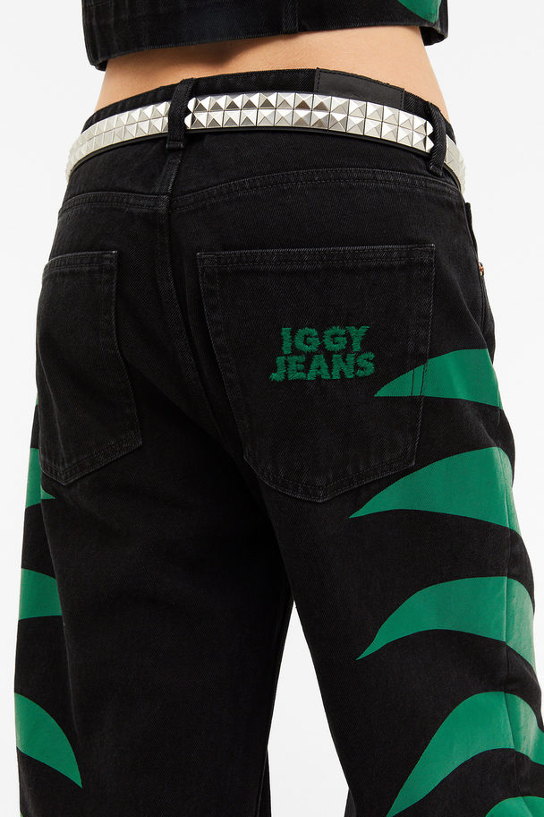 Monki Monki × IGGY JEANS Naoki Jeans in Schwarz Grüne Stacheln